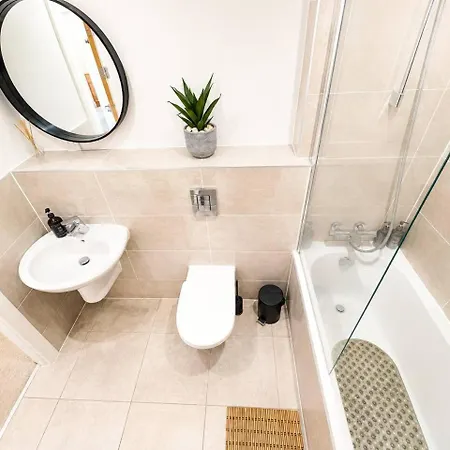Free Parking Stokes Croft 2-bed Flat Sleeps 5