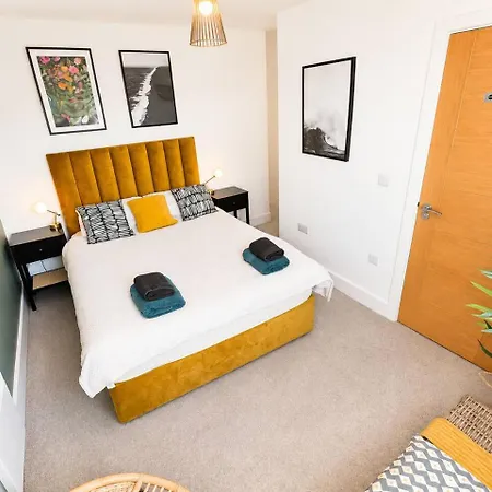Free Parking Stokes Croft 2-bed Flat Sleeps 5 *
