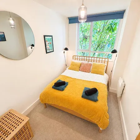 Free Parking Stokes Croft 2-bed Flat Sleeps 5