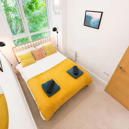 Free Parking Stokes Croft 2-bed Flat Sleeps 5