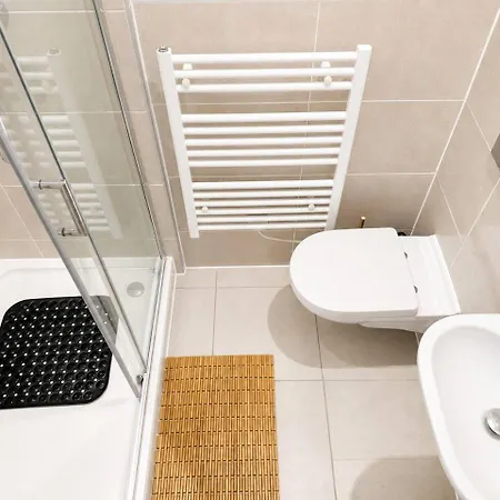 Free Parking Stokes Croft 2-bed Flat Sleeps 5