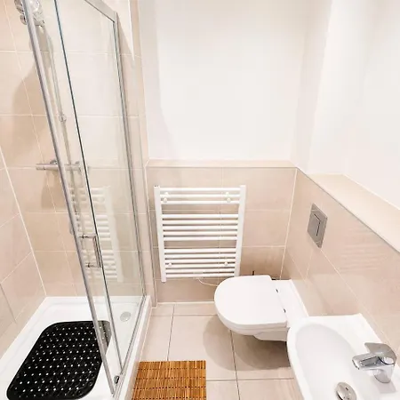 Free Parking Stokes Croft 2-bed Flat Sleeps 5